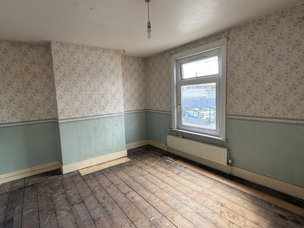 Lot: 98 - HOUSE IN NEED OF IMPROVEMENT - Bedroom 1 in House in Need of Improvement